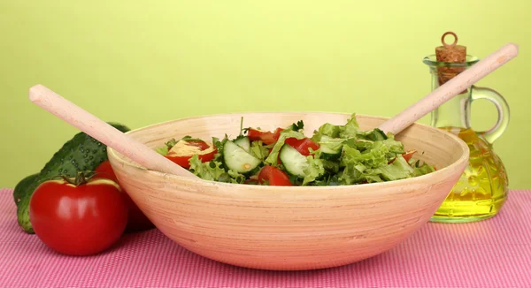 Salade fraîche avec tomates et concombres sur fond vert — Photo