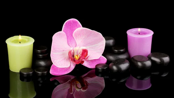 Orkide çiçek ve mum üzerine siyah izole Spa taşlar — Stok fotoğraf