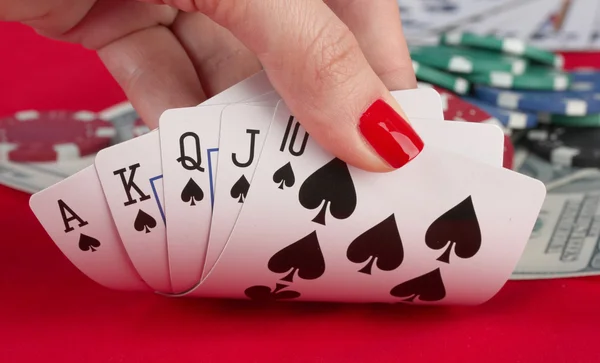 Vrouw hand met spelen kaarten royal flush — Stockfoto