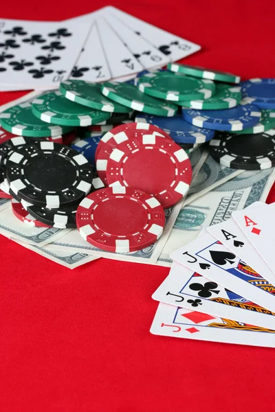 A mesa de poker vermelha com cartas de baralho. A combinação de casa cheia — Fotografia de Stock