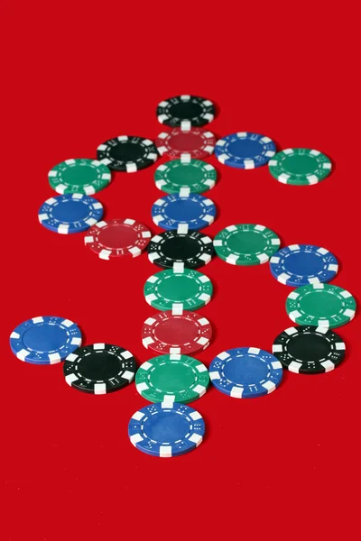 Μάρκες πόκερ με τη μορφή των δολαρίων σε έναν κόκκινο πίνακα — Φωτογραφία Αρχείου