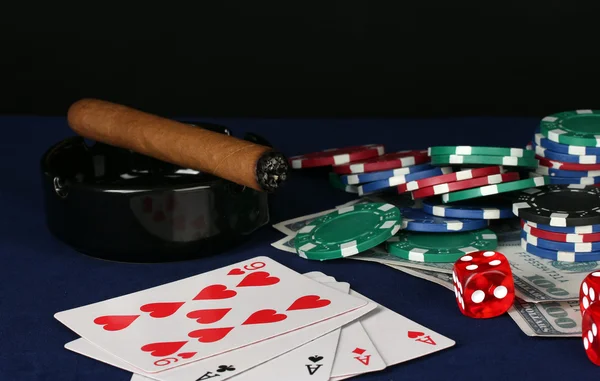 A dollár, a kártya és a póker zseton kék pókerasztalnál pókere — Stock Fotó