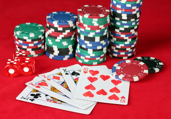 Τέσσερα από ένα είδος με μάρκες πόκερ σε ένα κοντινό πλάνο του πίνακα κόκκινο πόκερ — Φωτογραφία Αρχείου