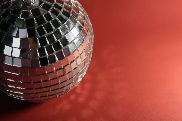 Kırmızı arkaplanda disko topu — Stok fotoğraf