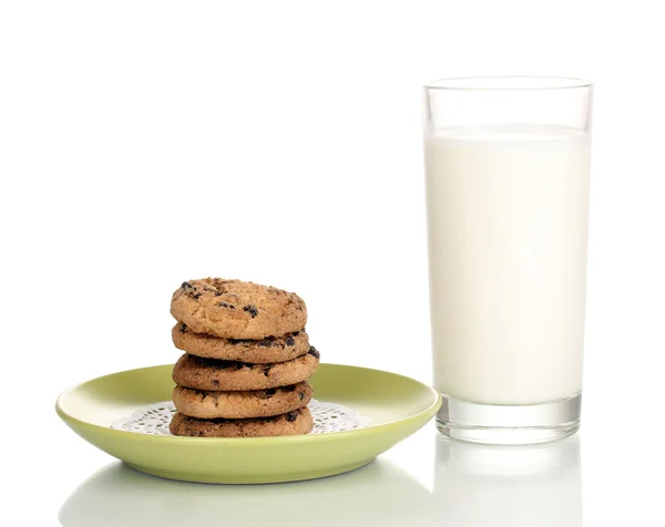 Vidro de leite e biscoitos isolados em branco — Fotografia de Stock