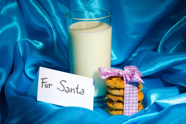 Pohár tej és a cookie-kat, a háttér kék ruhával — Stock Fotó
