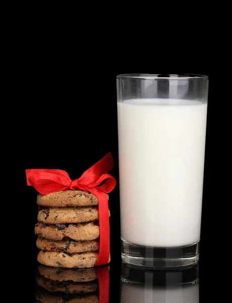 A tej és a cookie-kat, elszigetelt fekete üveg — Stock Fotó