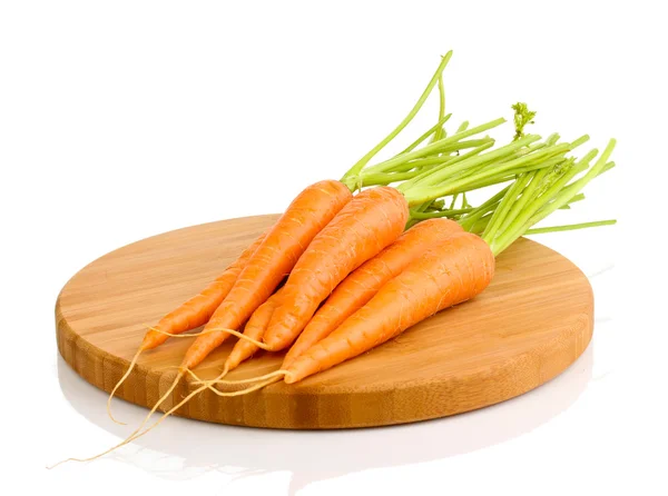 Zanahorias sobre tabla de madera aisladas en blanco — Foto de Stock