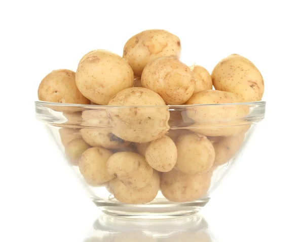 Junge Kartoffeln in einer Glasschüssel isoliert auf weiß — Stockfoto