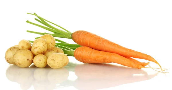 Patate giovani e carote isolate su bianco — Foto Stock