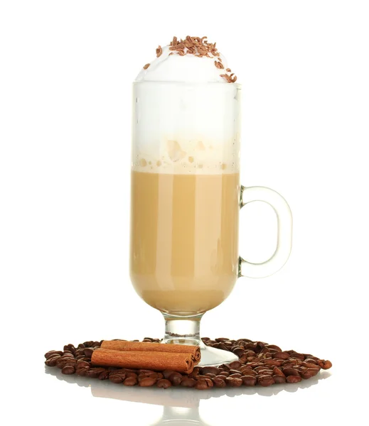 Кофейный коктейль с кофейными зёрнами и корицей, выделенный на белом — стоковое фото