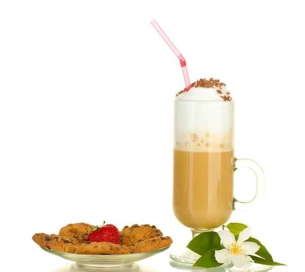 Ποτήρι καφέ κοκτέιλ με τα cookies και η φράουλα στο πιατάκι και λουλούδια που απομονώνονται σε λευκό — Φωτογραφία Αρχείου
