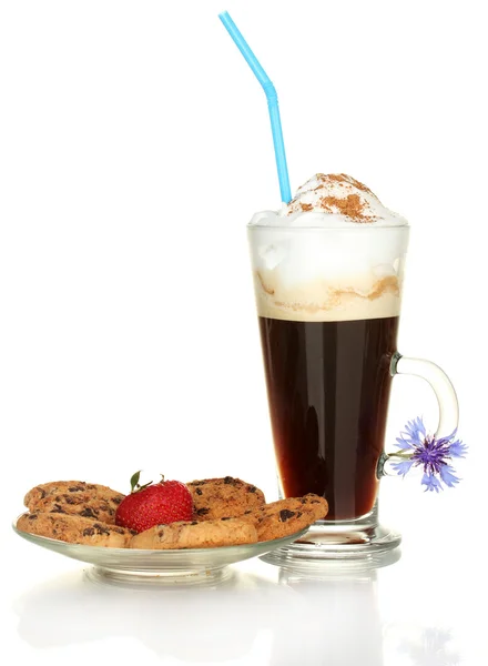Glas Kaffee-Cocktail mit Torte auf Deckchen, Erdbeere und Blume isoliert auf Weiß — Stockfoto