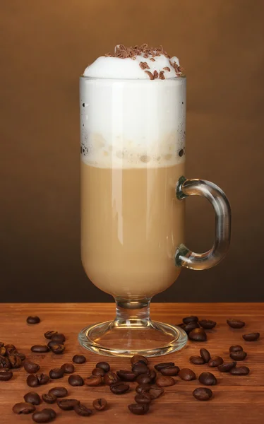 Glas Kaffee-Cocktail mit Kaffeebohnen auf braunem Hintergrund — Stockfoto
