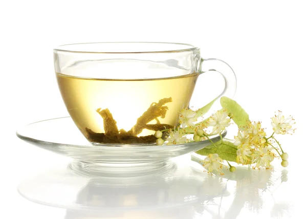 Xícara de chá de tília e flores isoladas em branco — Fotografia de Stock