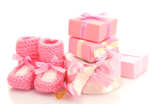 Botas de bebé de color rosa, chupete y regalos aislados en blanco —  Fotos de Stock