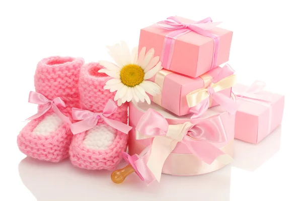 Rosa baby stövlar, napp, gåvor och blomma isolerad på vit — Stockfoto