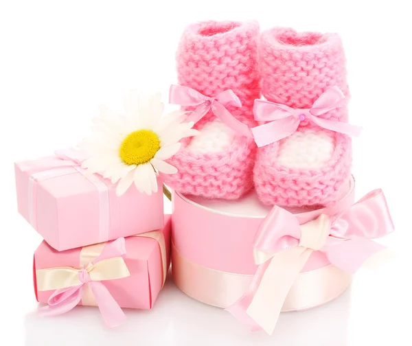 Botas de bebé de color rosa, regalos y flores aisladas en blanco —  Fotos de Stock