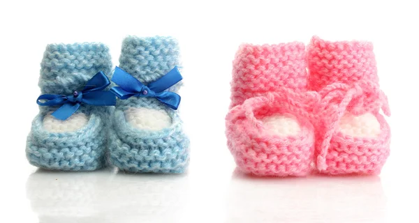 Botas de bebé de color rosa y azul aisladas en blanco —  Fotos de Stock