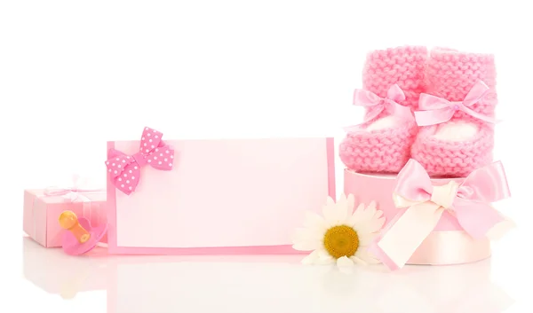 Botas de bebé de color rosa, chupete, regalos, postal en blanco y flor aislada en blanco — Foto de Stock