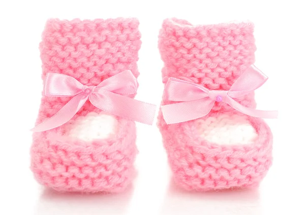 白で隔離されるピンクの赤ちゃんブーツ — ストック写真