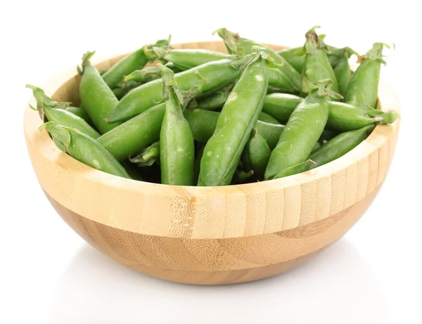 Green peas in wooden bowl isolated on white — Stock Photo, Image