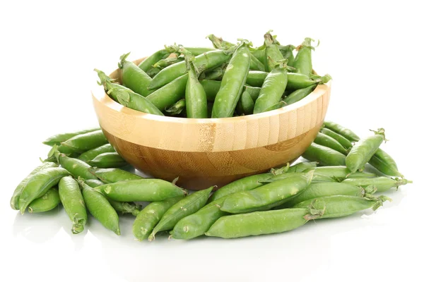 Green peas in wooden bowl isolated on white — Stock Photo, Image