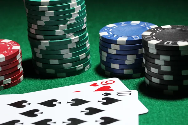 Tarjetas y fichas para póquer en mesa verde — Foto de Stock
