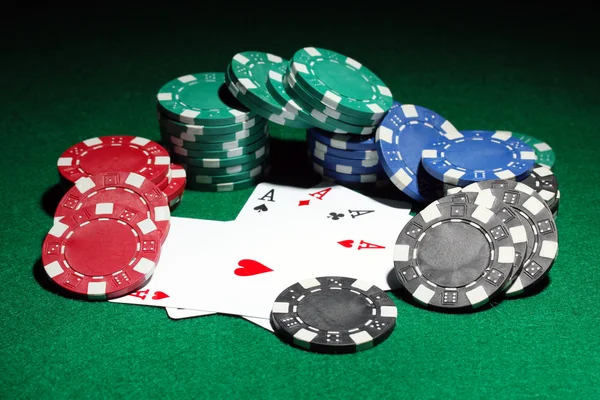 Karty a čipy pro poker na zeleném stole — Stock fotografie