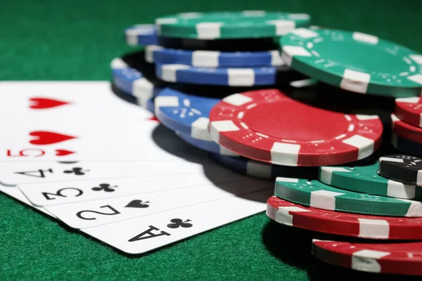 Kort och marker för poker på gröna bordet — Stockfoto