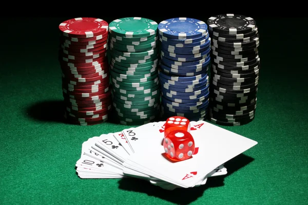 Tarjetas, dados y fichas para póquer en mesa verde — Foto de Stock