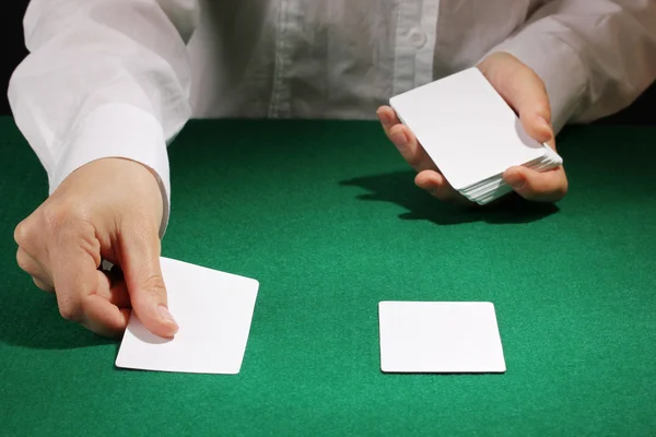 Κάρτες στα χέρια στο πράσινο τραπέζι — Φωτογραφία Αρχείου