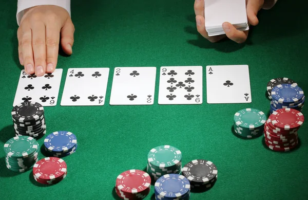 Ρύθμιση του πόκερ στο πράσινο τραπέζι — Φωτογραφία Αρχείου