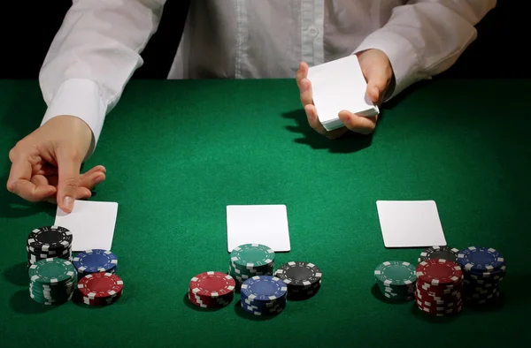 Настройка покера на зеленый стол — стоковое фото