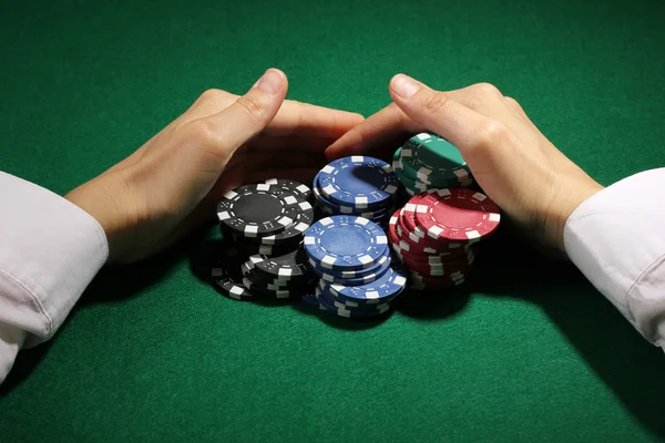 Prendendo vittoria nel poker sul tavolo verde — Foto Stock