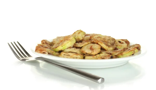 Calabacín frito en un plato blanco con tenedor aislado sobre fondo blanco —  Fotos de Stock