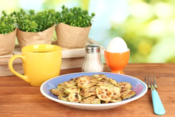 Calabacín frito con huevos y café para el desayuno en mesa de madera sobre fondo verde — Foto de Stock