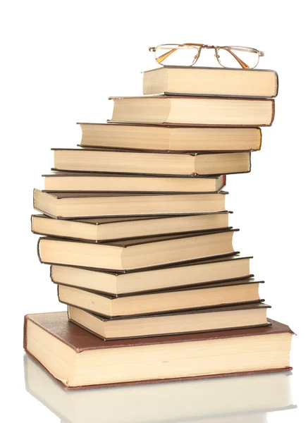 Πύργος των βιβλίων με τα γυαλιά που απομονώνονται σε λευκό φόντο — Φωτογραφία Αρχείου