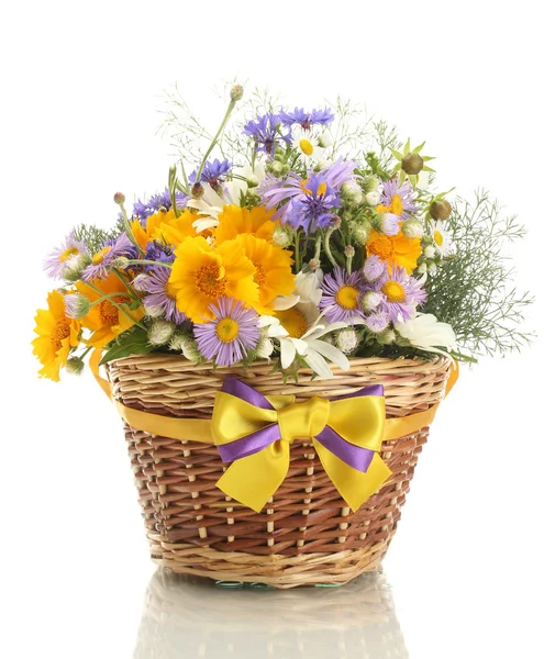 Mooi boeket van heldere wilde bloemen in mand, geïsoleerd op wit — Stockfoto