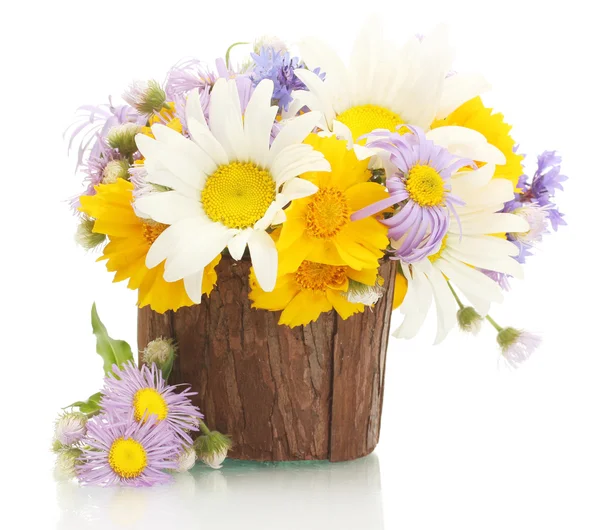 Bellissimo bouquet di fiori di campo luminosi in vaso di legno, isolato su bianco — Foto Stock