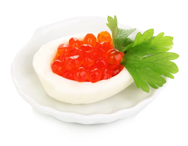 Caviar vermelho em ovo em pouco disco branco isolado em branco — Fotografia de Stock