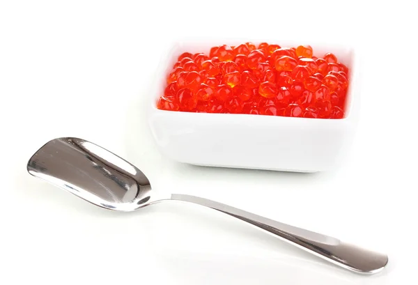 Caviar vermelho em tigela branca isolada em branco — Fotografia de Stock