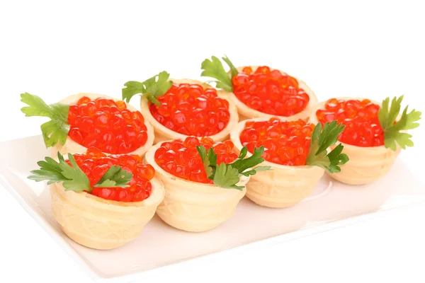 Caviar vermelho em tartarugas em placa branca isolada em branco — Fotografia de Stock