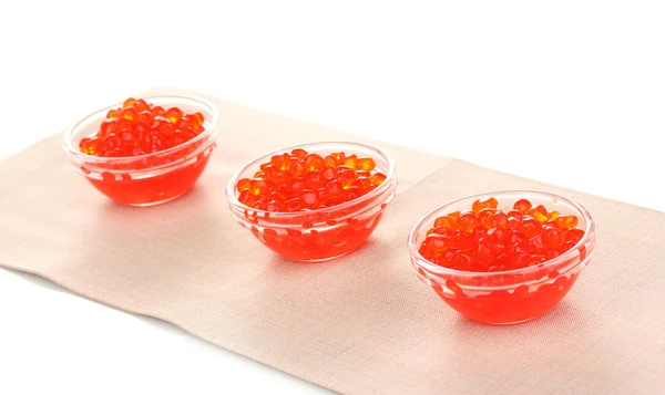 Rode kaviaar in glazen kommen geïsoleerd op wit — Stockfoto