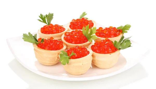 Caviar rojo en tartaletas sobre plato blanco aislado sobre blanco —  Fotos de Stock