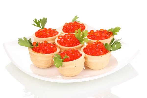 Rode kaviaar in tartlets op wit bord geïsoleerd op wit — Stockfoto