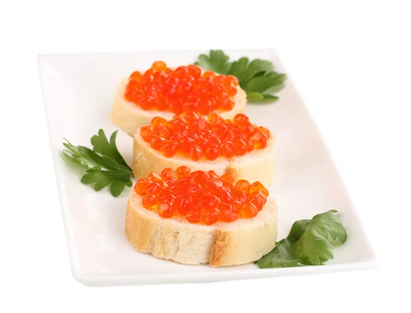 Röd kaviar på bröd på vit platta isolerade på vit — Stockfoto