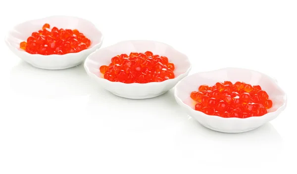 Caviar rojo en cuencos blancos aislados en blanco — Foto de Stock