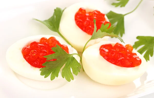 Červený kaviár v vejce na bílé plotně detail — Stock fotografie