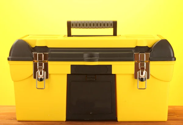 Gul verktygslåda på gul bakgrund närbild — Stockfoto